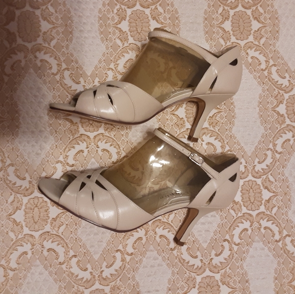 NIB Womens Ivory MISCHA Dress Shoe / Covered Heeled Sandal  SIZE 6M - Picture 4 of 10